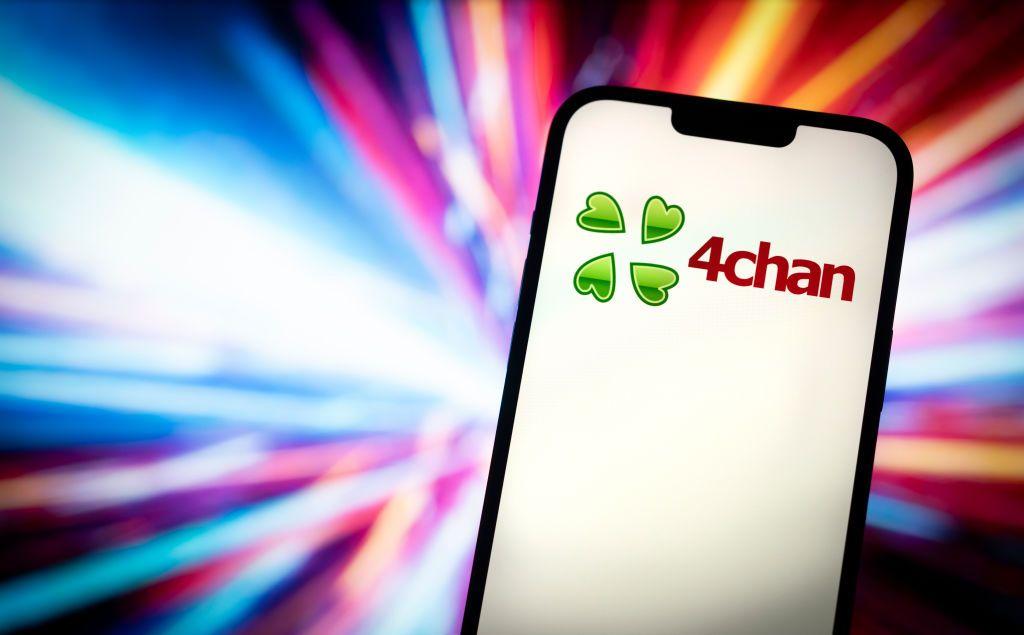 يظهر شعار موقع 4Chan في هذه الصورة التوضيحية بتاريخ 23 نوفمبر 2023 في وارسو، بولندا.