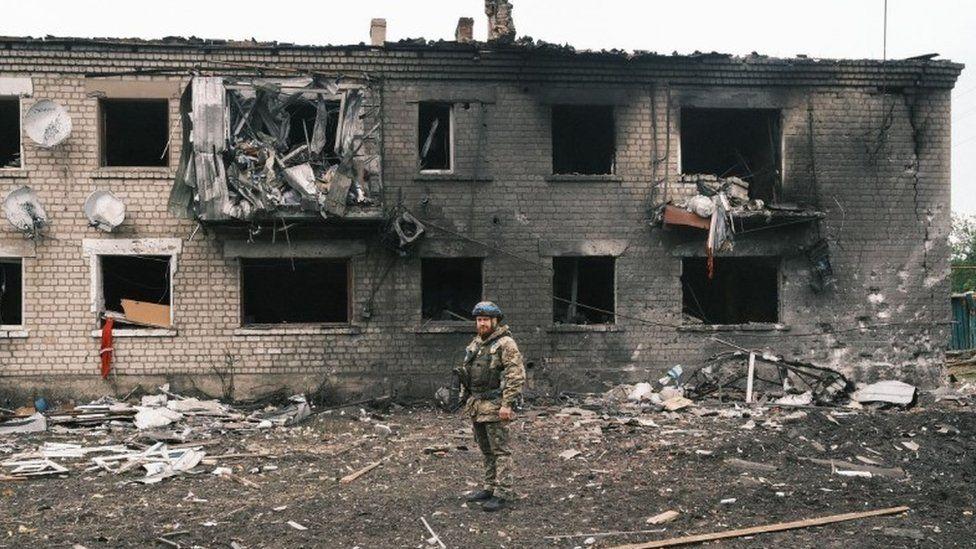 Un militar ucraniano inspecciona un edificio destruido en Vovchansk.