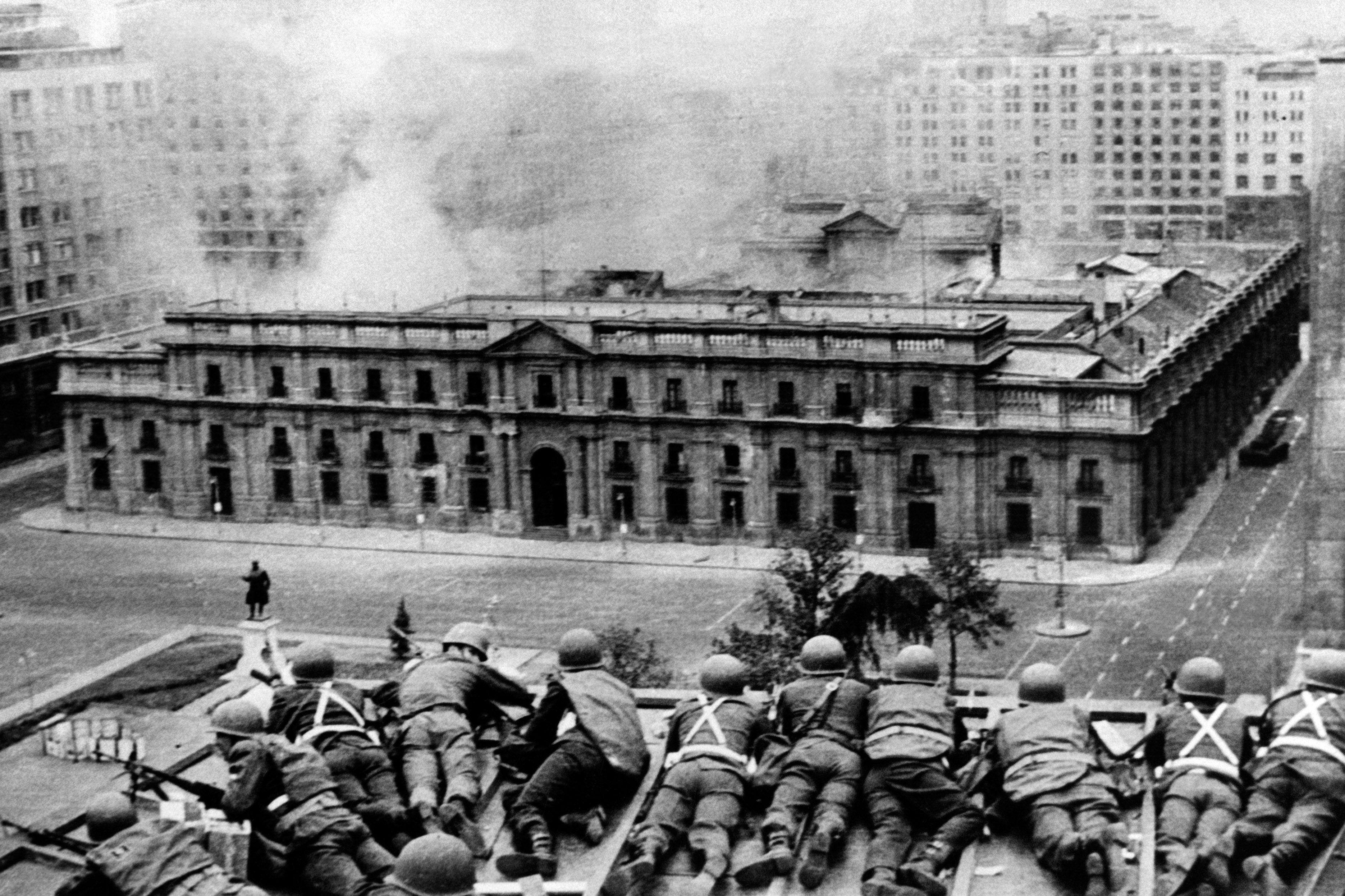 Militares apostados frente al palacio de La Moneda bombardeado en el golpe del 11 de septiembre de 1973 en Chile.