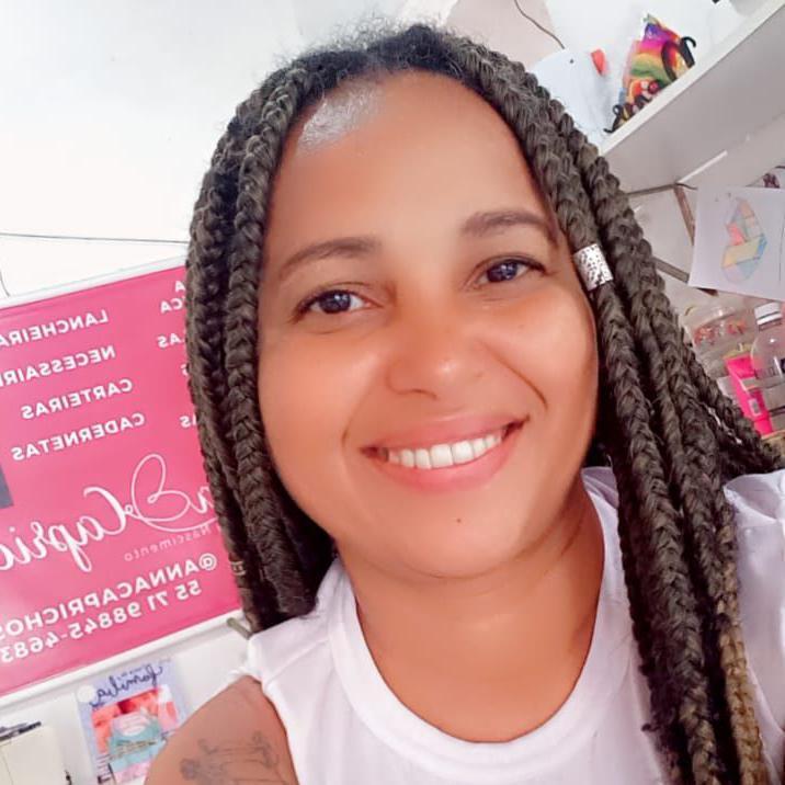 Ana Paula sorrindo em ateliê