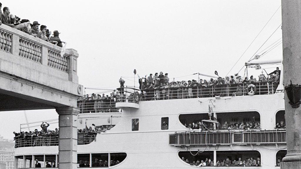 El barco italiano Conte Grande, repleto de emigrantes italianos, partió de Génova rumbo a Argentina. Génova, 1 de febrero de 1952. 