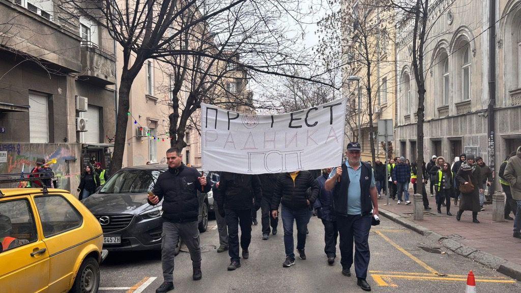 Grupa radnika GSP-a na protestu 