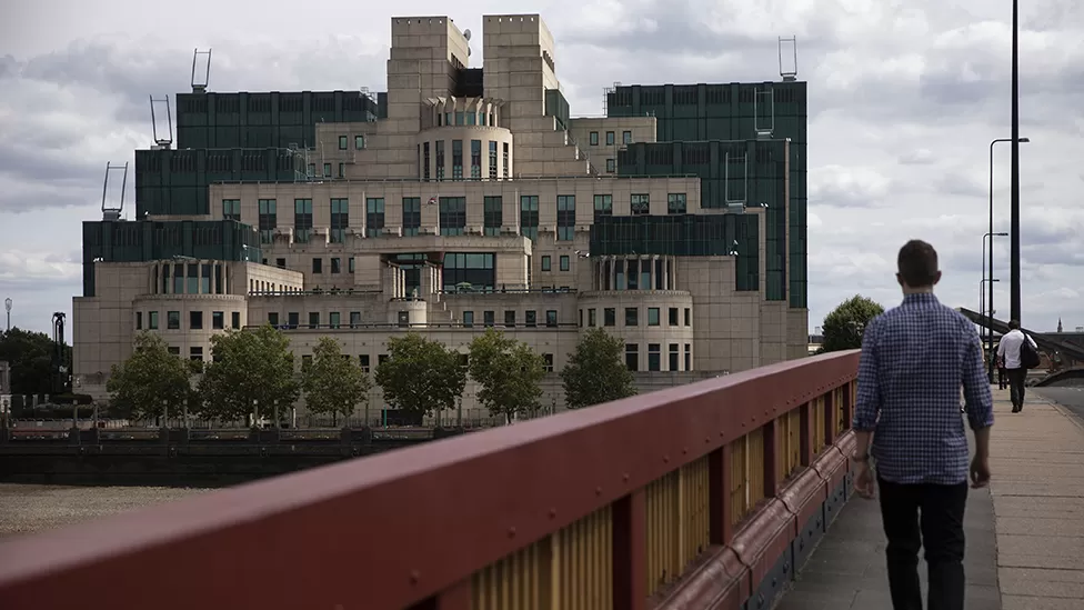 Pessoas caminham em ponte sobre o rio Tâmisa perto da sede do MI6, no centro de Londres