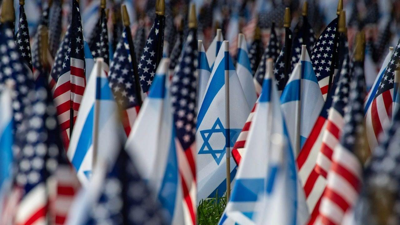 أعلام إسرائيلية وأمريكية