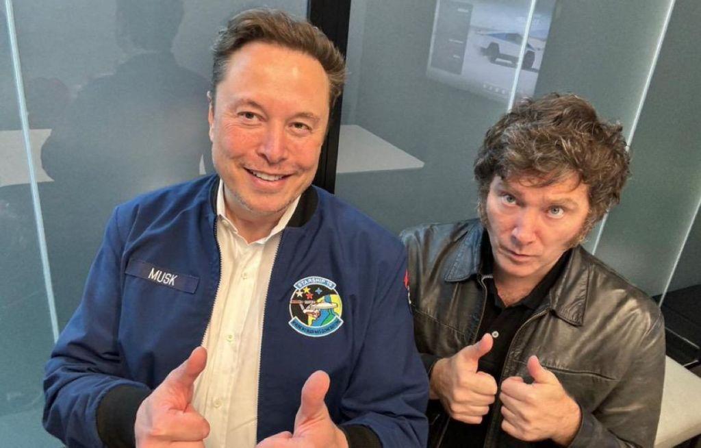 El presidente de Argentina, Javier Milei (izquierda) posa junto al cofundador y director de Tesla, Elon Musk, en el Gigafactory de Texas el 12 de abril de 2024.  (Foto: Presidencia de la Nación Argentina/Cortesía/Getty Images)