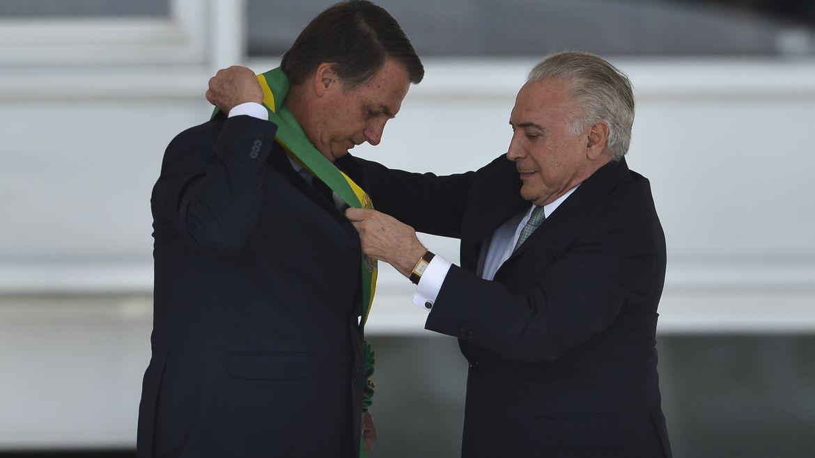 Temer passando a faixa presidencial a Bolsonaro