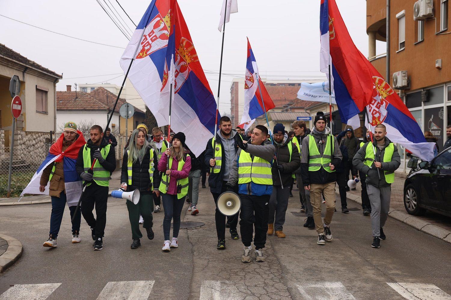 Studenti i maturanti iz Čačka sa zastavama 