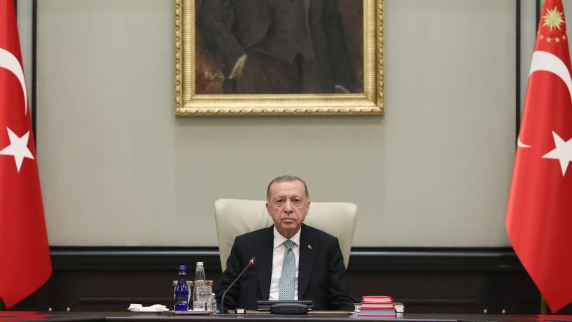 Erdoğan yalnız oturuyor