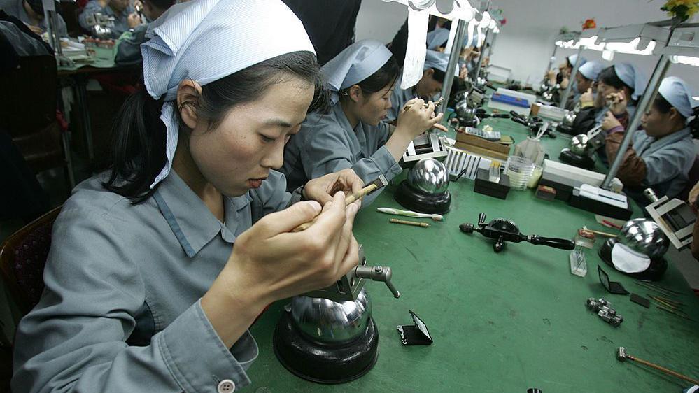 Trabajadores en una fábrica de Corea del Norte. 