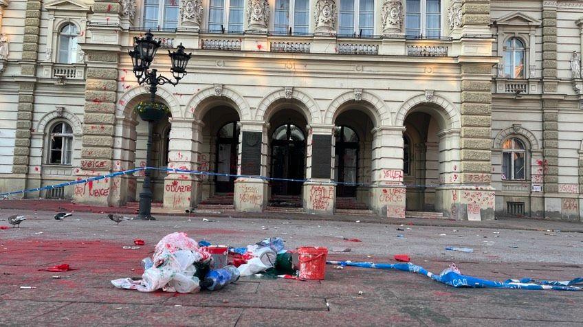 Pogled ka ulazu u novosadsku Gradsku kuću i smeće koje je ostalo od protesta