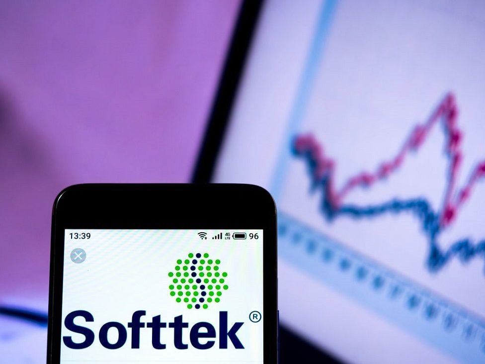 Logotipo de Softtek en un celular