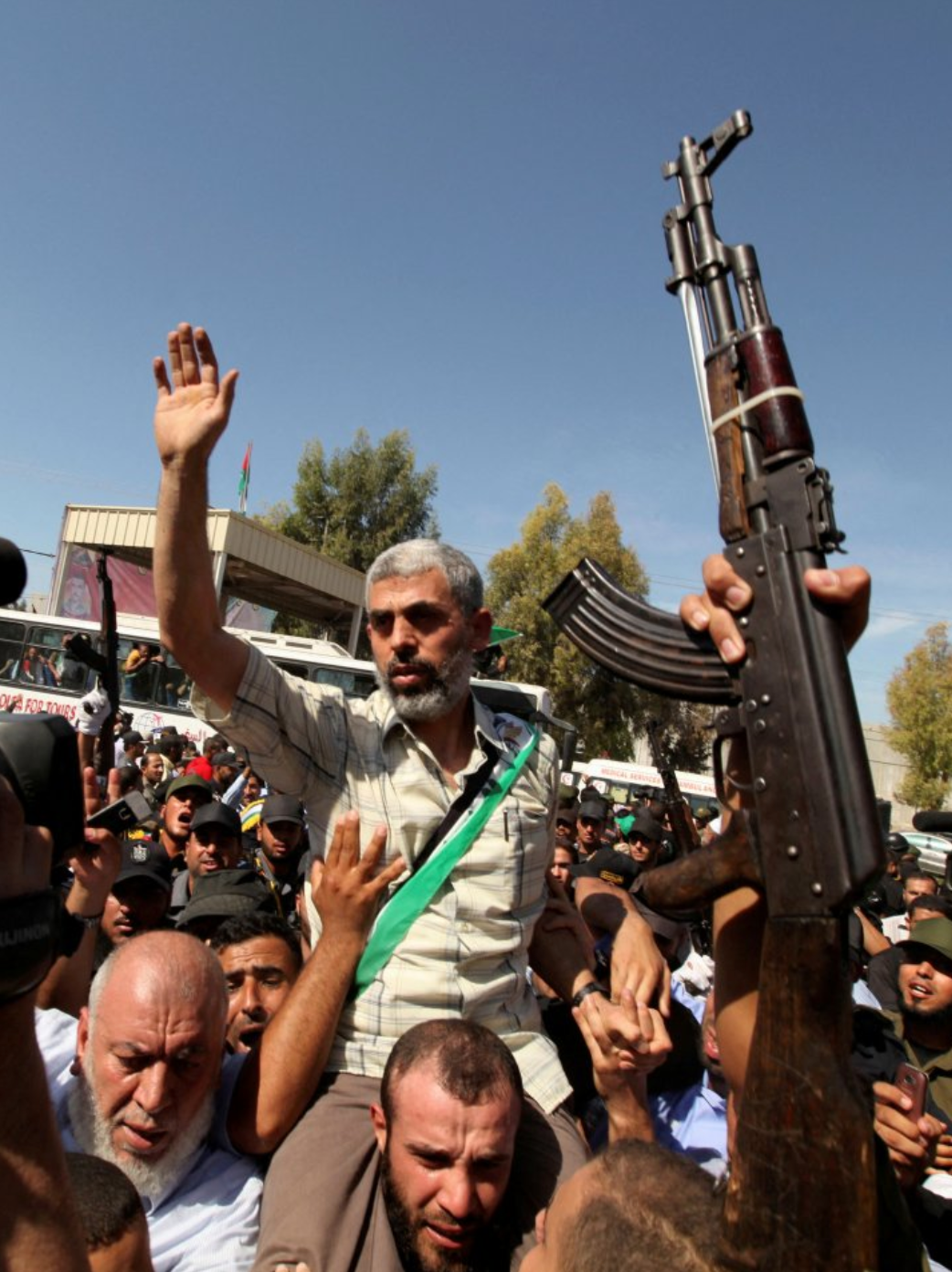 Yahya Sinwar saat tiba bersama tahanan Palestina di perbatasan Rafah dengan Mesir di Jalur Gaza selatan pada 18 Oktober 2011.