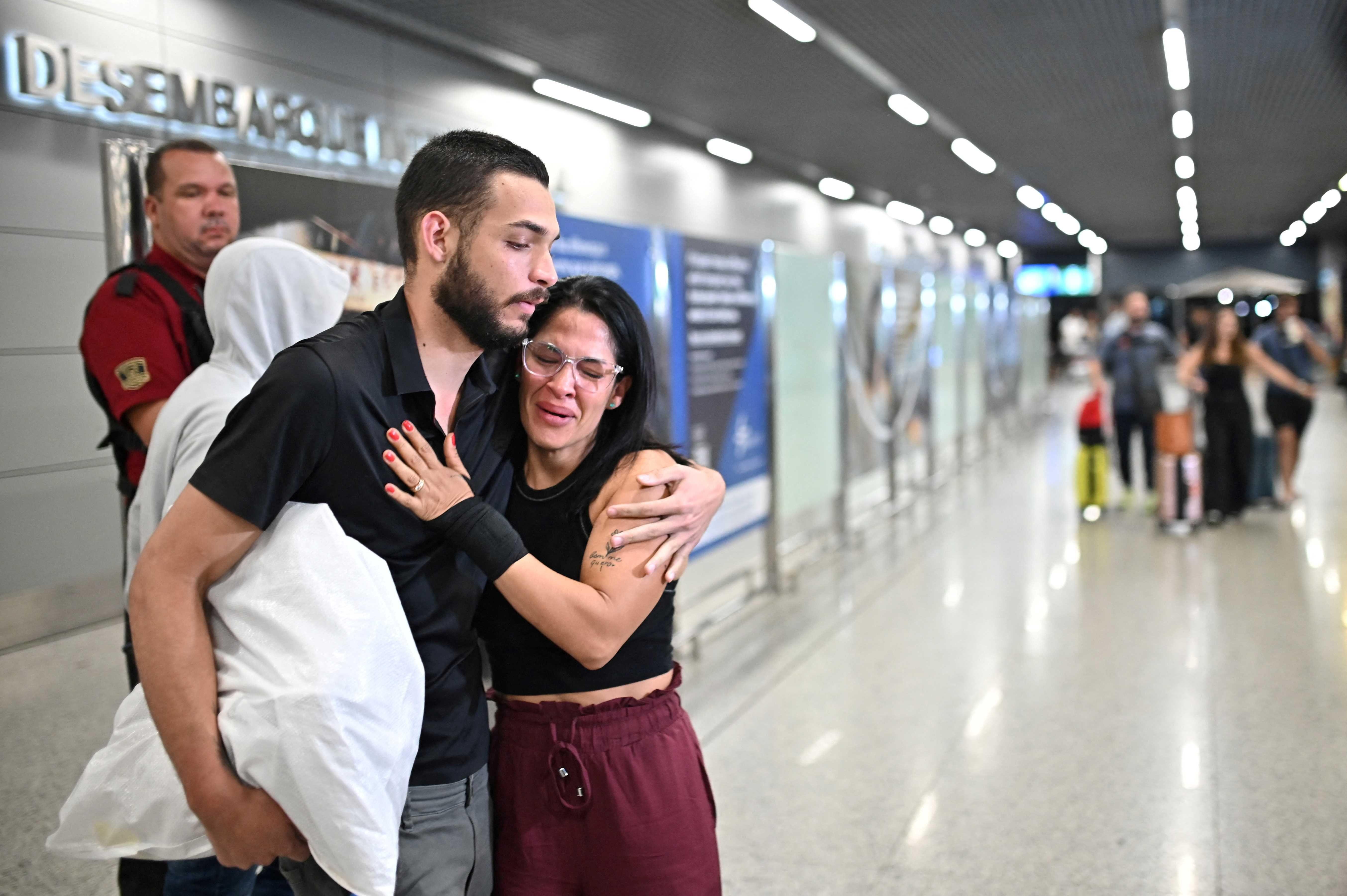 Imigrante brasileiro deportado dos EUA chega ao aeroporto de Belo Horizonte, em 25 de janeiro