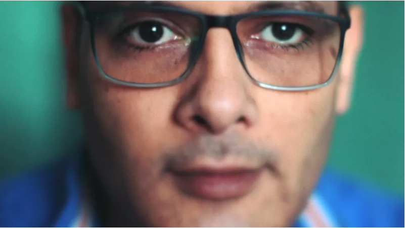 Wartawan BBC Ramadan Younes berbicara dengan puluhan pasien yang mengidap penyakit mata yang sama dan menerima harapan palsu