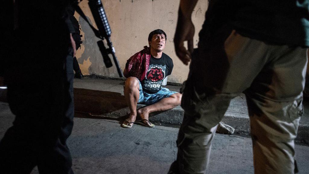 Persona en la calle amenazada por la policía