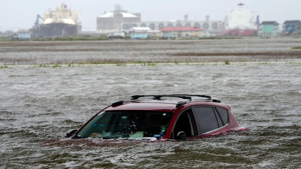 un auto inundado en Surfside Beach, texas 