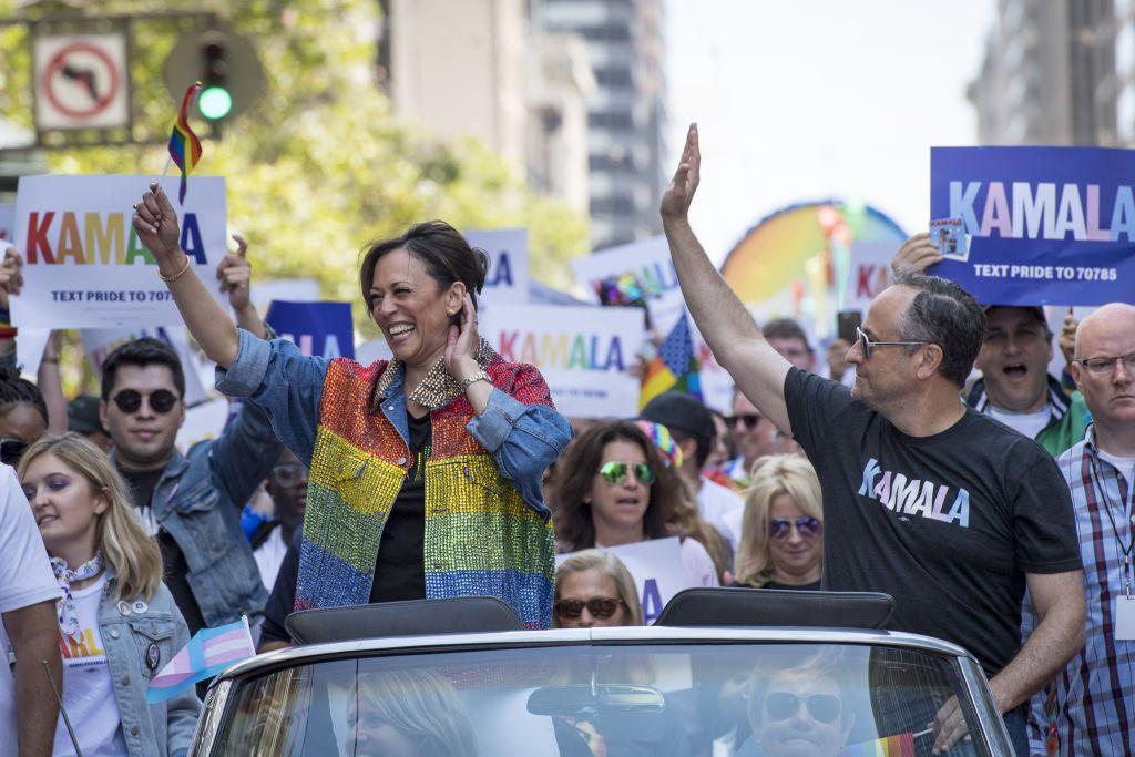 Kamala Harris y su esposo, Dough Emhoff, en el desfile del orgullo en San Francisco en junio de 2019