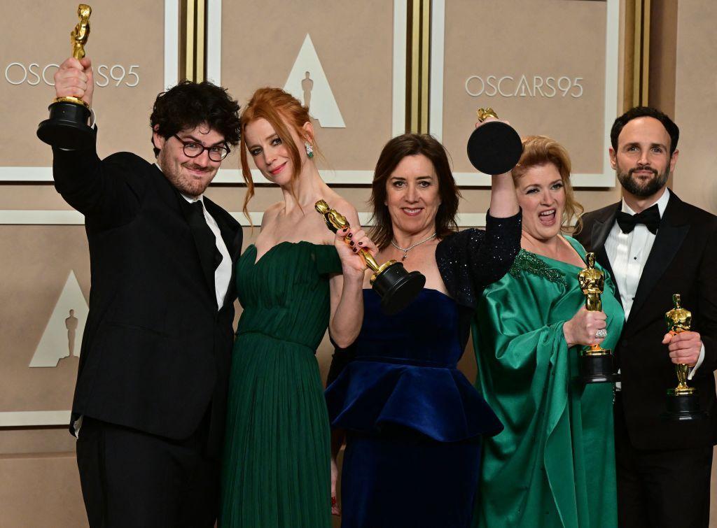 Los realizadores de la película sobre Navalny sostienen sus Oscar en alto.
