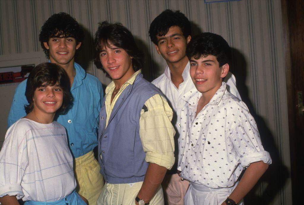 Los integrantes de Menudo (de izquierda a derecha) Ricky Martin, Charlie Rivera, Roy Roselló, Robby Rosa y Ray Acevedo posan en el pasillo del hotel Century Plaza de Los Ángeles, California, Estados Unidos, en 1985.
