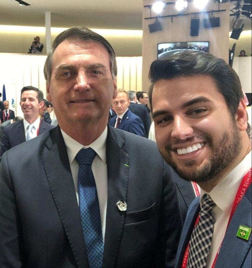 Fillipe Martins em foto ao lado do ex-presidente Jair Bolsonaro 