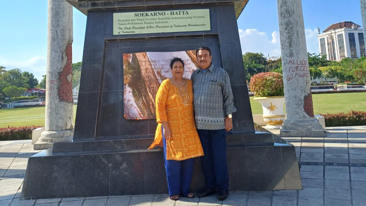 Sanyog Srivastava Ji dan istrinya berdiri di depan monumen nasional memperingati para pahlawan yang gugur dalam Pertempuran Surabaya