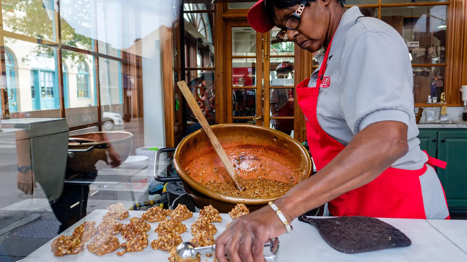 Pessoa servindo comida típica kouri-vini