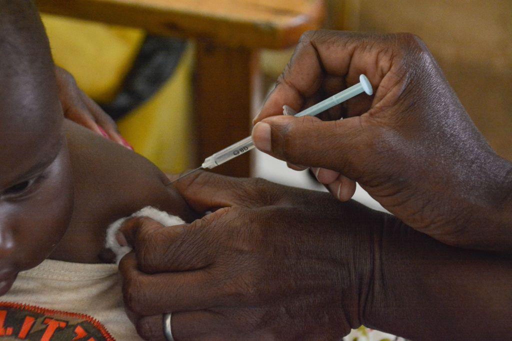 طفل يحصل على التطعيم ضد الملاريا في مستشفى مقاطعة يالا في كينيا في 7 أكتوبر/تشرين أول 2021.
