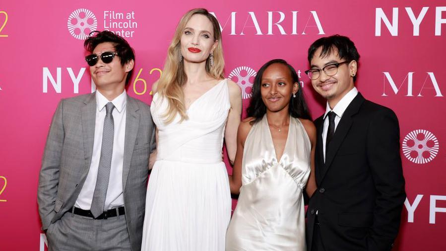 Pax Thien Jolie-Pitt, Angelina Jolie, Zahara Marley Jolie e Maddox Chivan Jolie-Pitt posando para foto no lançamento de 'Maria' no Festival de Cinema de Nova York, em setembro de 2024  