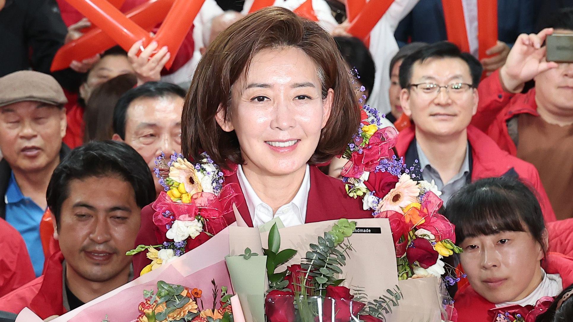 제22대 국회의원선거에 출마한 나경원 국민의힘 서울 동작을 후보가 11일 서울 동작구 사당동에 마련된 선거사무소에서 당선이 확실시 되자 꽃다발을 들고 기뻐하고 있다
