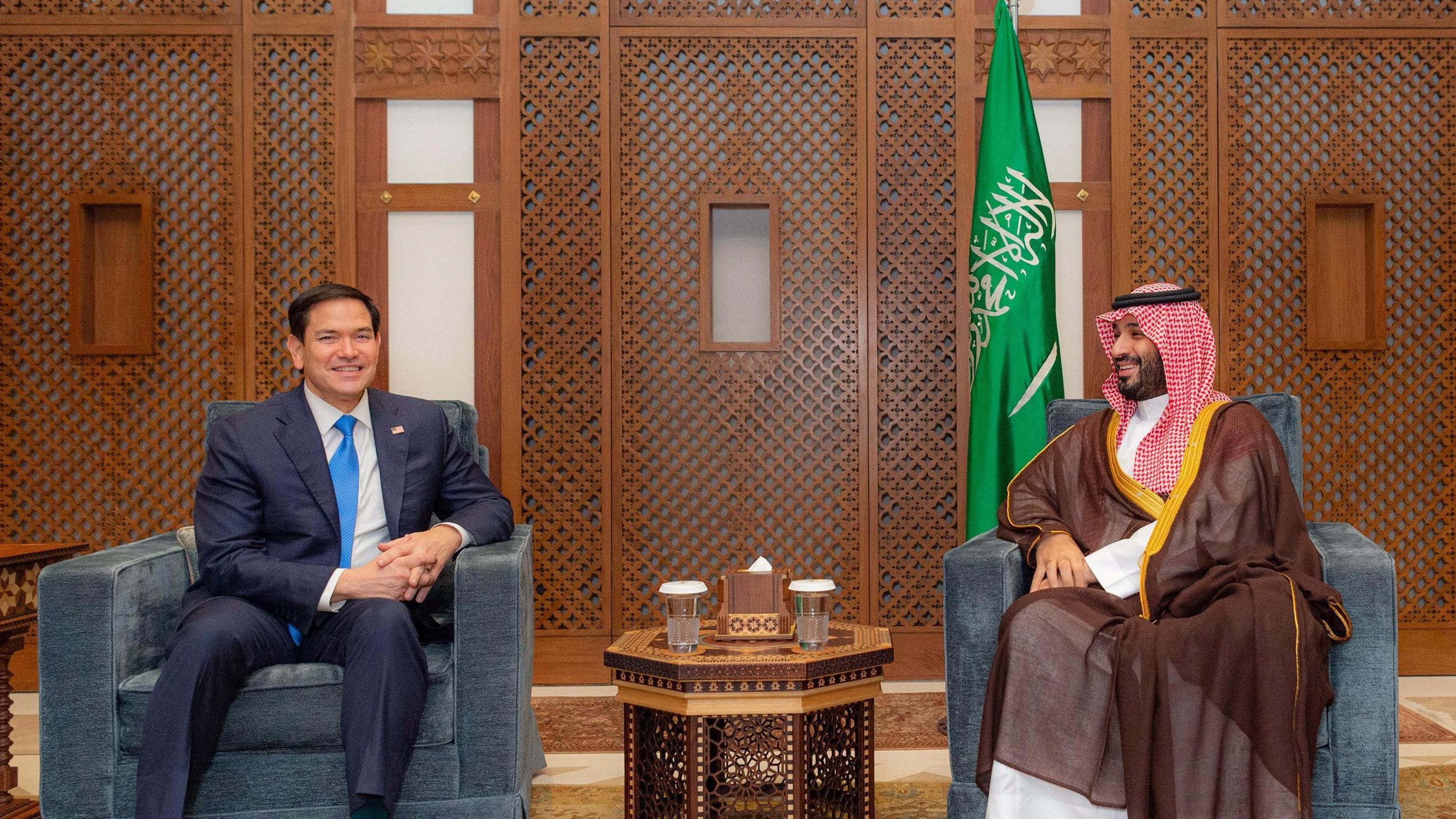 المخاوف من رسوم ترامب توجه ضربة للاقتصاد السعودي "الأكبر منذ 5 سنوات" 3 صورة للقاء ولي العهد السعودي الأمير محمد بن سلمان مع وزير الخارجية الأمريكي ماركو روبيو في جدة في 10 مارس/ آذار الماضي