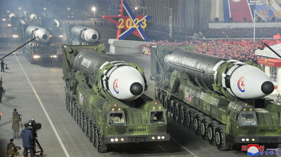 Lançadores de mísseis exibidos em desfile militar