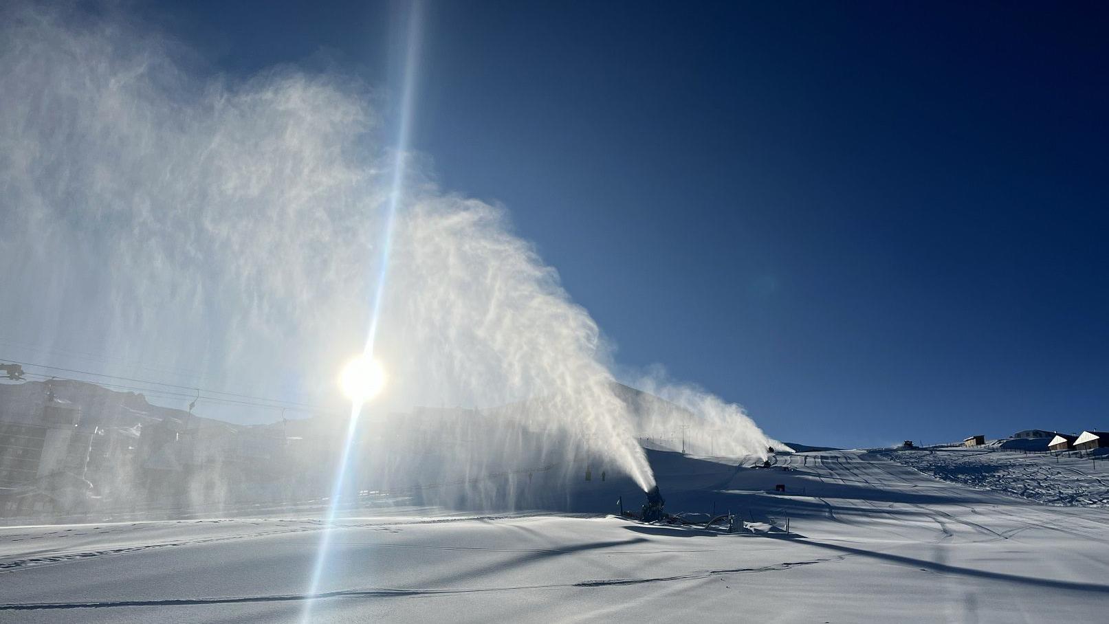 ‘Fumaça’ de neve, com sol ao fundo