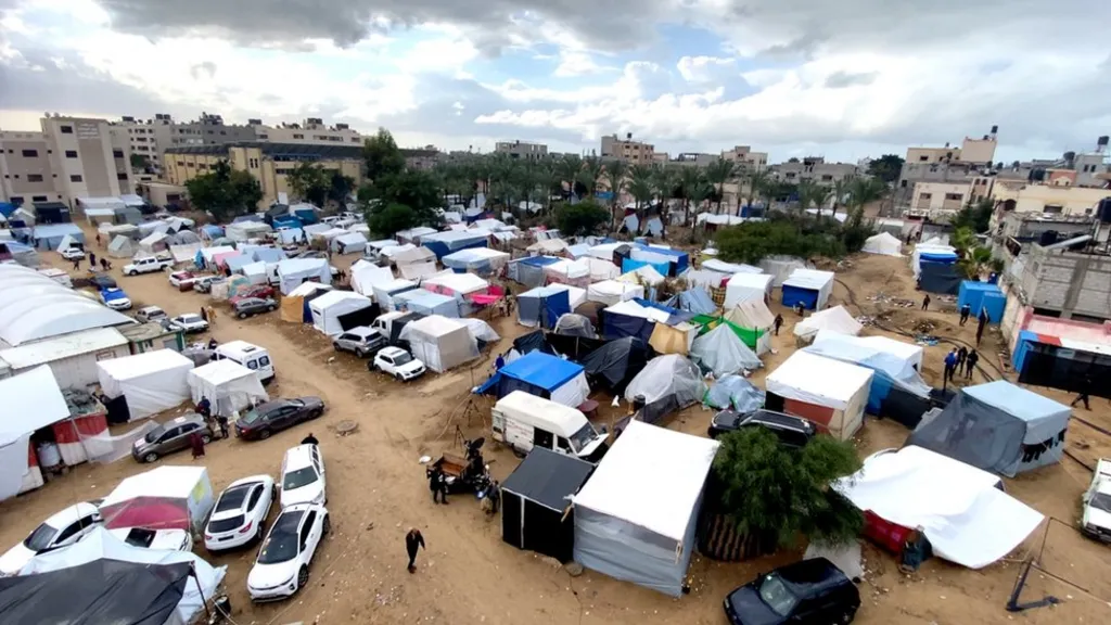 나세르 병원 단지에 마련된 텐트촌