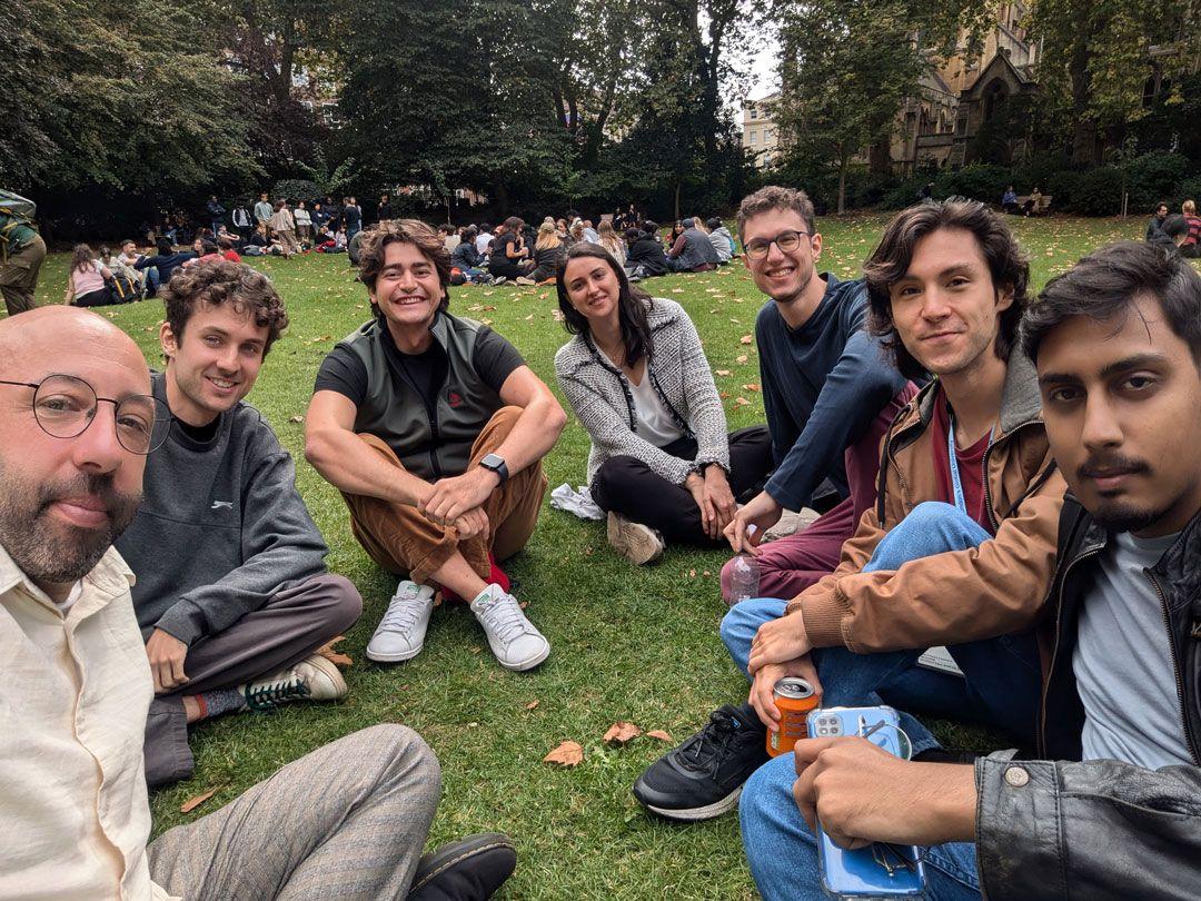 Jonathan Oppenheim (izquierda) y parte del equipo de UCL que ha trabajado en la teoría poscuántica de la gravedad clásica.