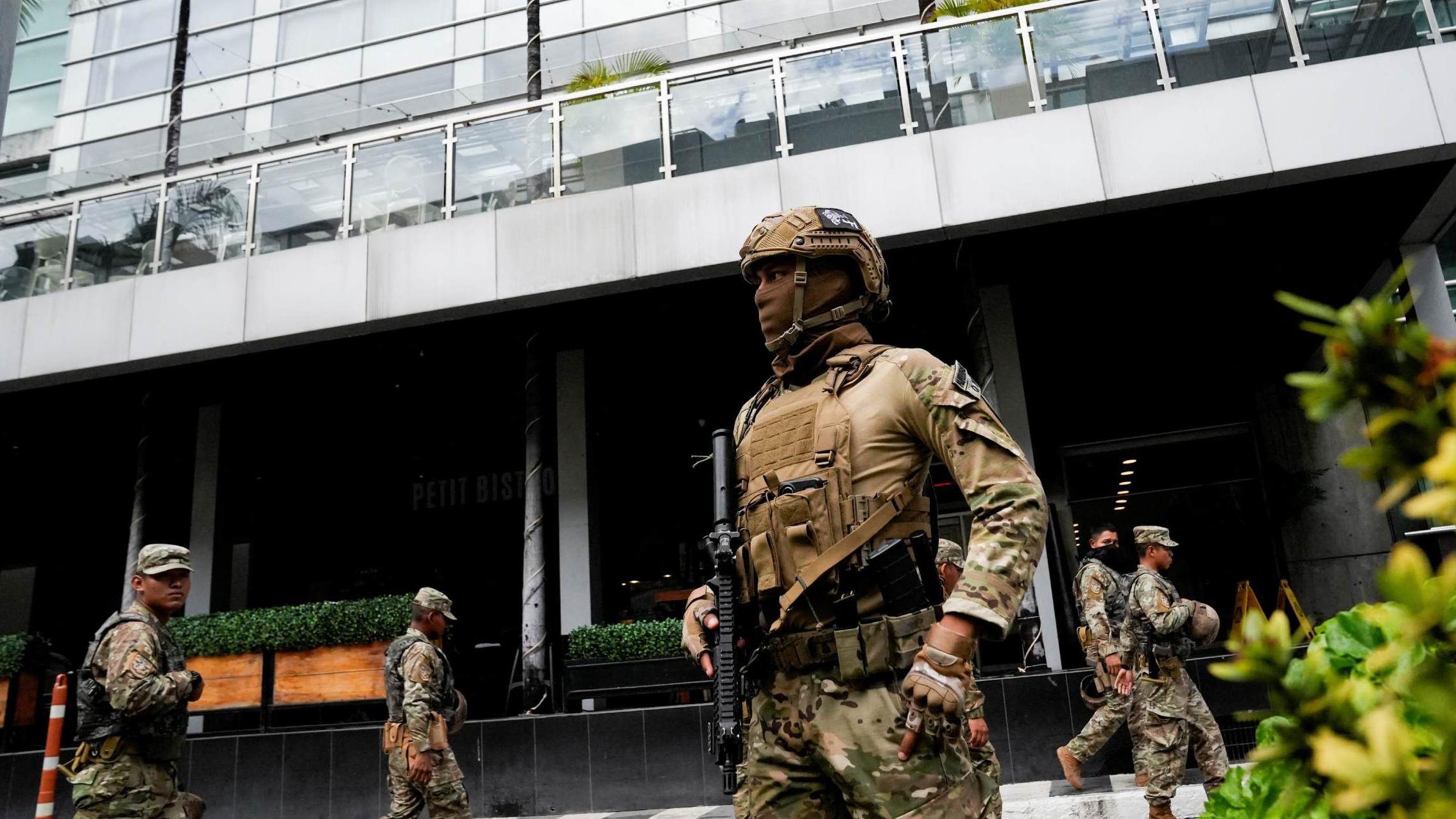 Miembros del Servicio Nacional Aeronaval de Panamá fuertemente armados custodiando el exterior del hotel.