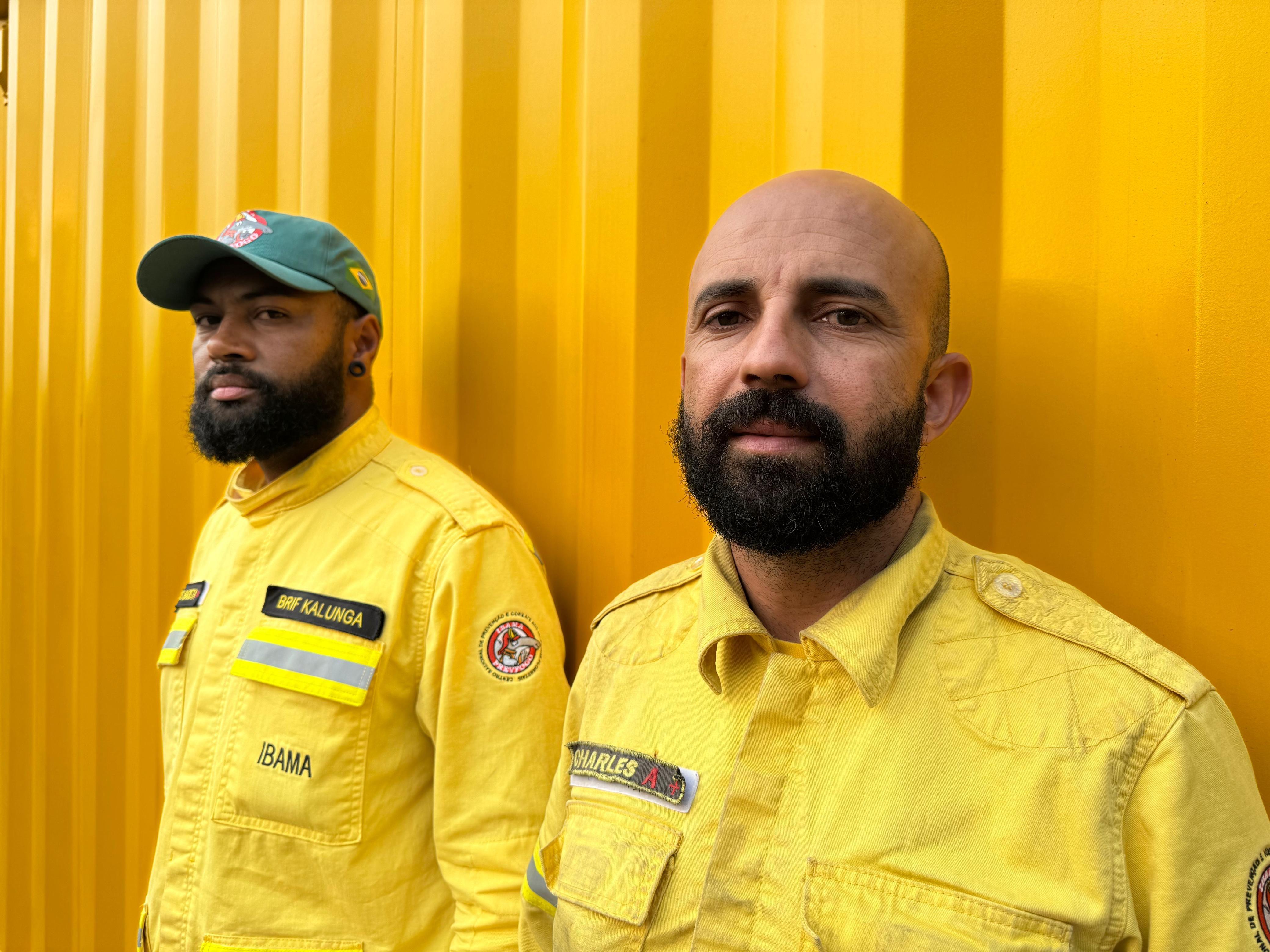 Dois brigadistas de combate a incêndio posando para foto