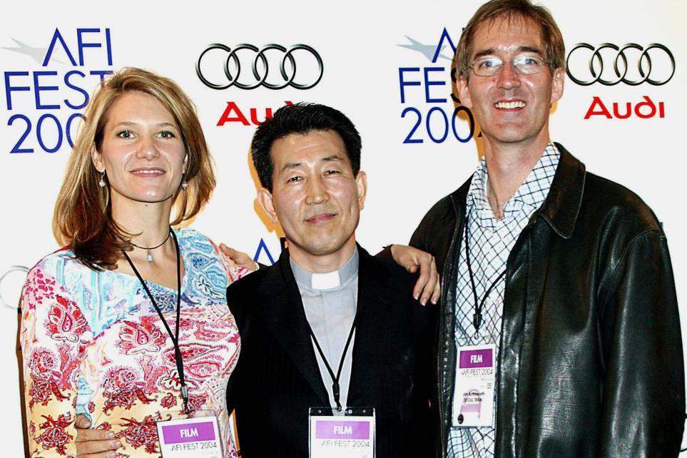 Chun Ki-won con los productores del documental "Tren de Seúl", durante un festival del Instituto Estadounidense de Cine, AFI