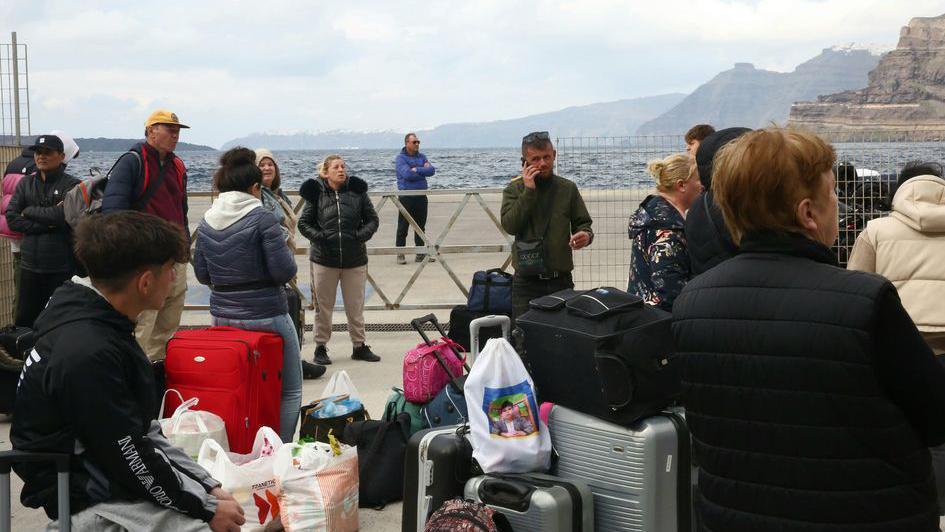 Meštani grčkog ostrva Santorini čekaju trajekt