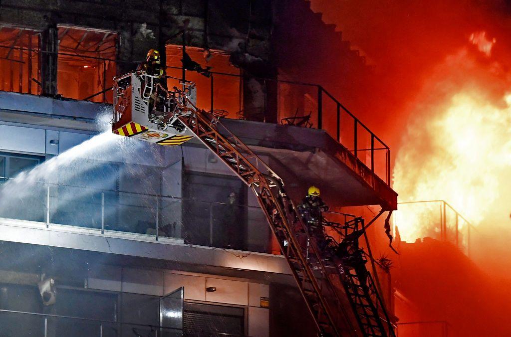Bomberos combaten el incendio