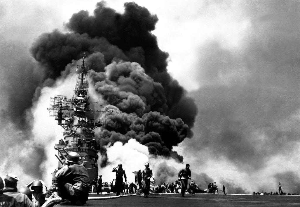 حاملة الطائرات الأمريكية باك هيل بعد تعرضها لهجوم كاميكازي في مايو أيار 1945