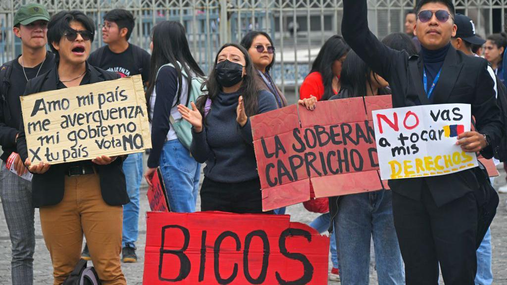 Ecuatorianos se manifiestan en contra de la consulta popular que se votará este domingo. 