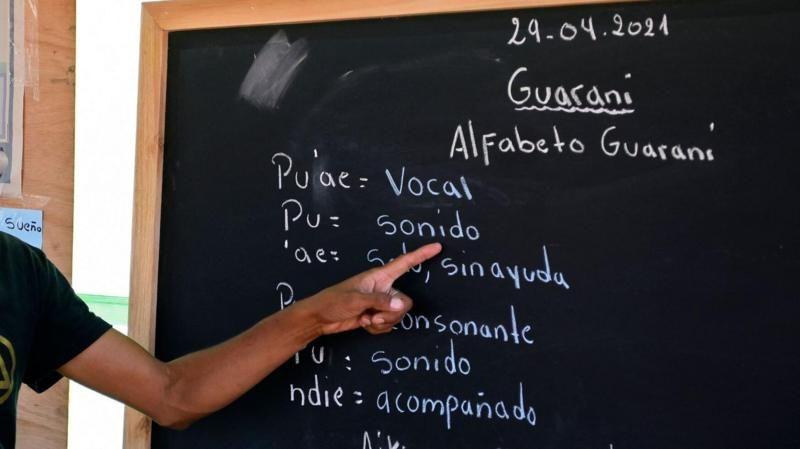 O guarani tem alfabeto e regras gramaticais próprias