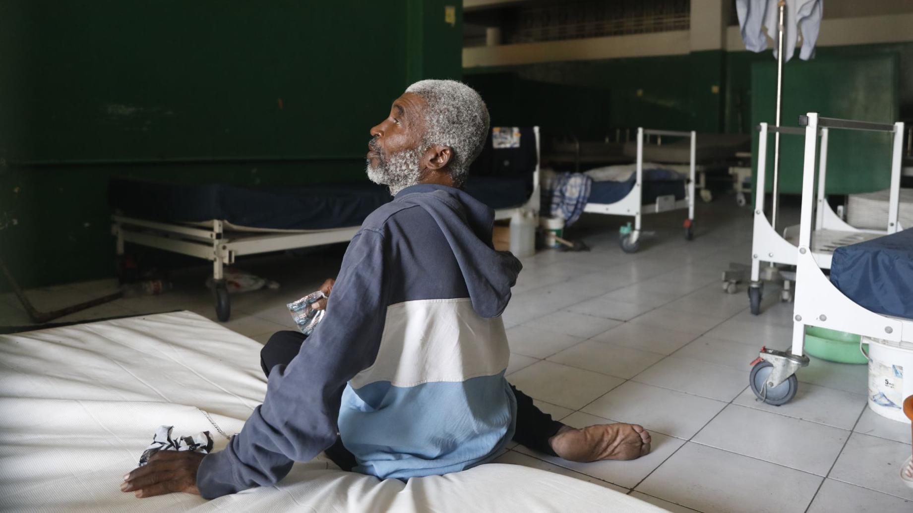 Jean Bertrand, de 57 años, uno de los últimos tres pacientes en abandonar el hospital.
