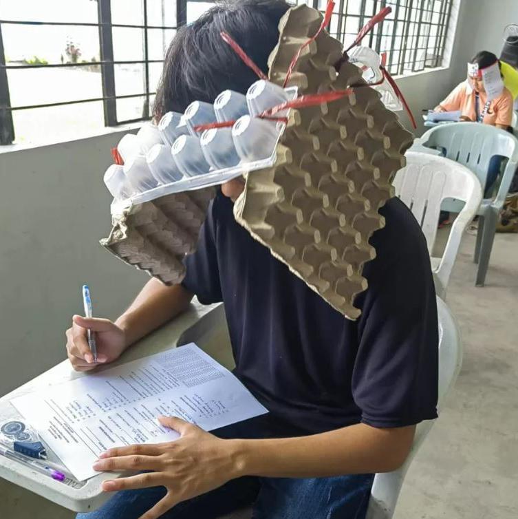 Topi ‘anti menyontek’ yang dibuat oleh siswa Filipina saat ujian sedang viral