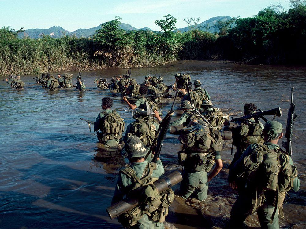 El ejército salvadoreño cruzando un río durante un operativo militar en 1983