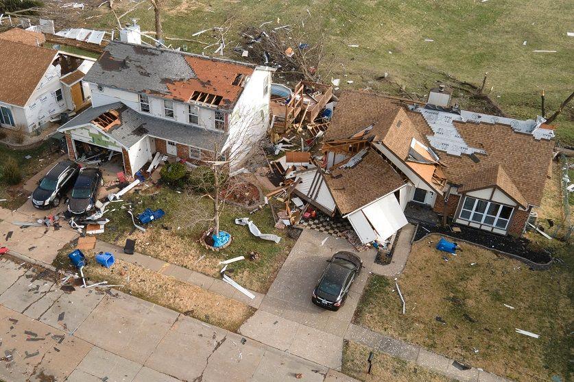 Sejumlah rumah rusak parah setelah diterjang tornado di Florissant, Missouri, Sabtu (15/03).