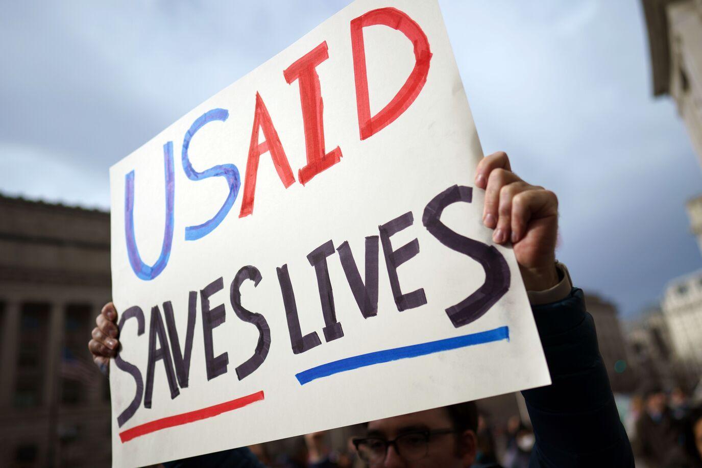 „USAID čuva živote" - jedan od transparenata na protestu protiv zatvaranja američke agencije za pomoć u inostranstvu