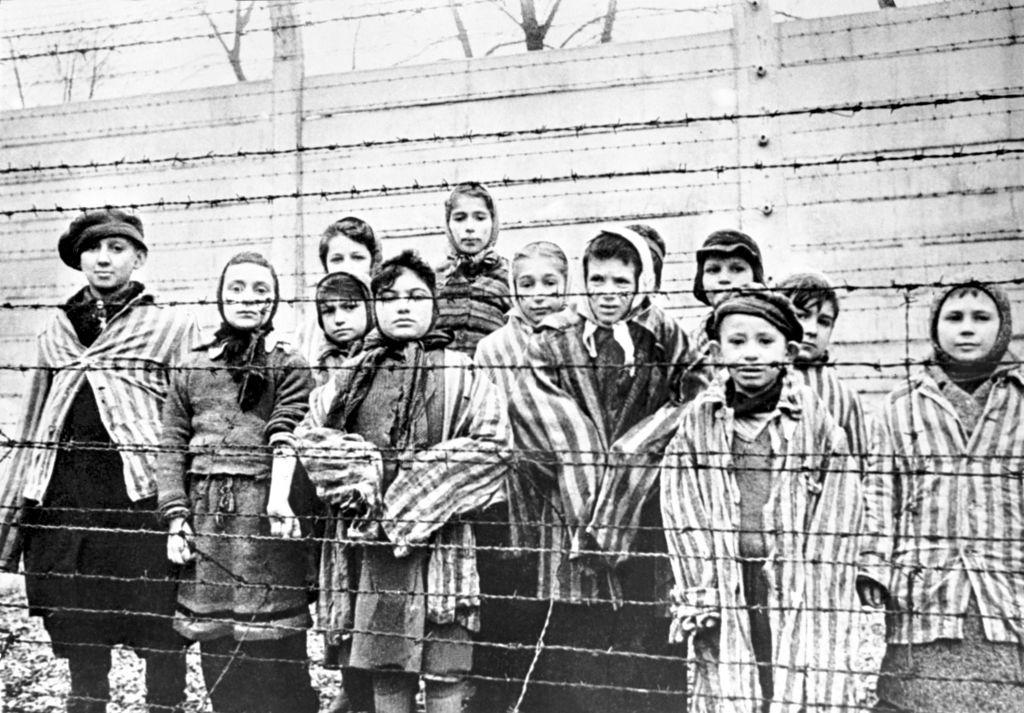 Niños en un campo de exterminio nazi.