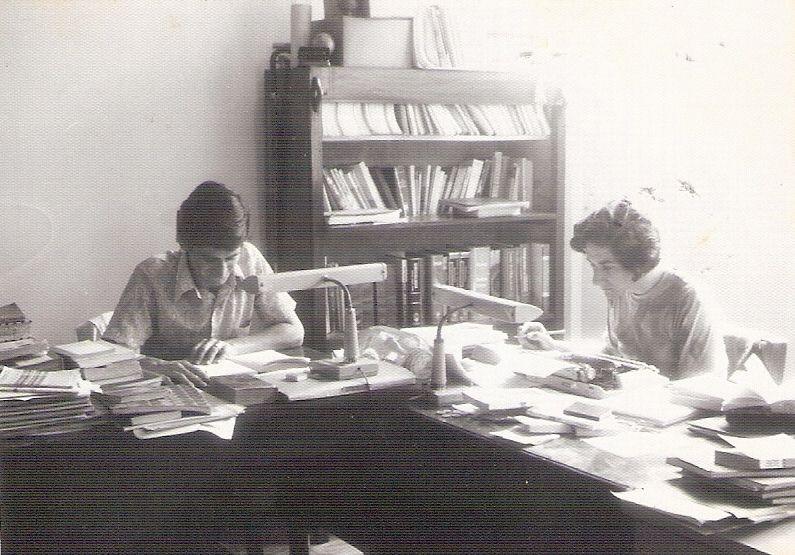 Francisco Lopera estudiando en un despecho hace décadas.