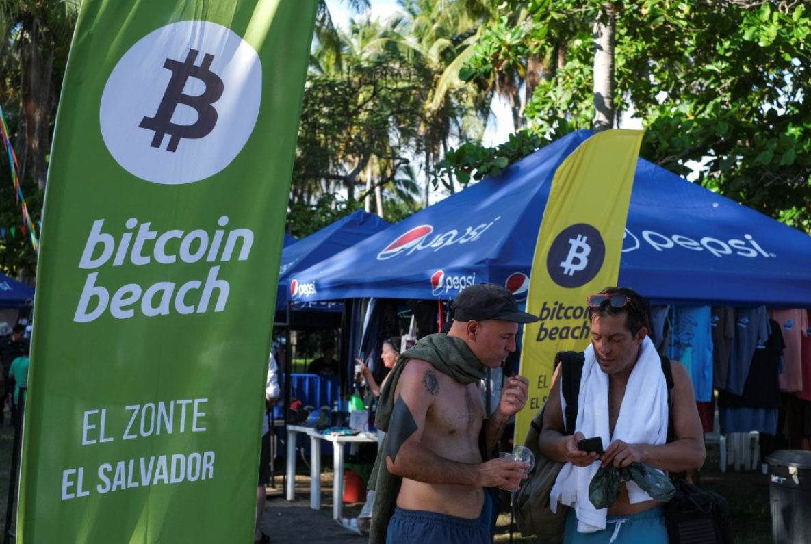 La gente se reúne en un mercado durante una reunión entre usuarios locales de Bitcoin y extranjeros en la clausura de Adoptando Bitcoin - A Lightning Summit, en la playa El Zonte, en Chiltiupan, El Salvador, el 9 de noviembre de 2023.REUTERS/Jose Cabezas 